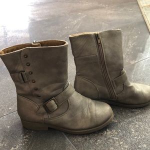 Girls boots